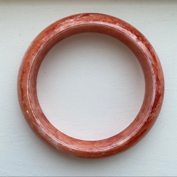 Vintage coral red / pink marbled bangle bracelet - Picture 2 of 5